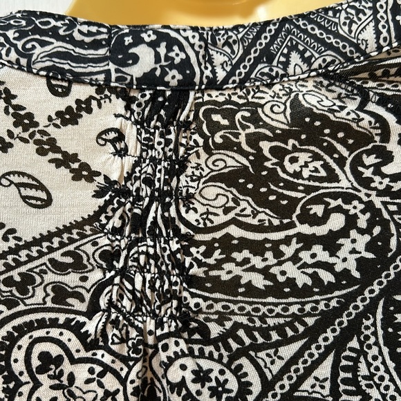 TINY ANTHROPOLOGIE BLOUSE WOMEN SIZE M BLACK MULTICOLOR FLORAL ELBOW SLEEVES - Picture 10 of 14